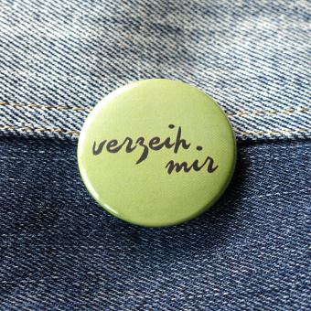 Ansteckbutton verzeih mir. auf Jeans